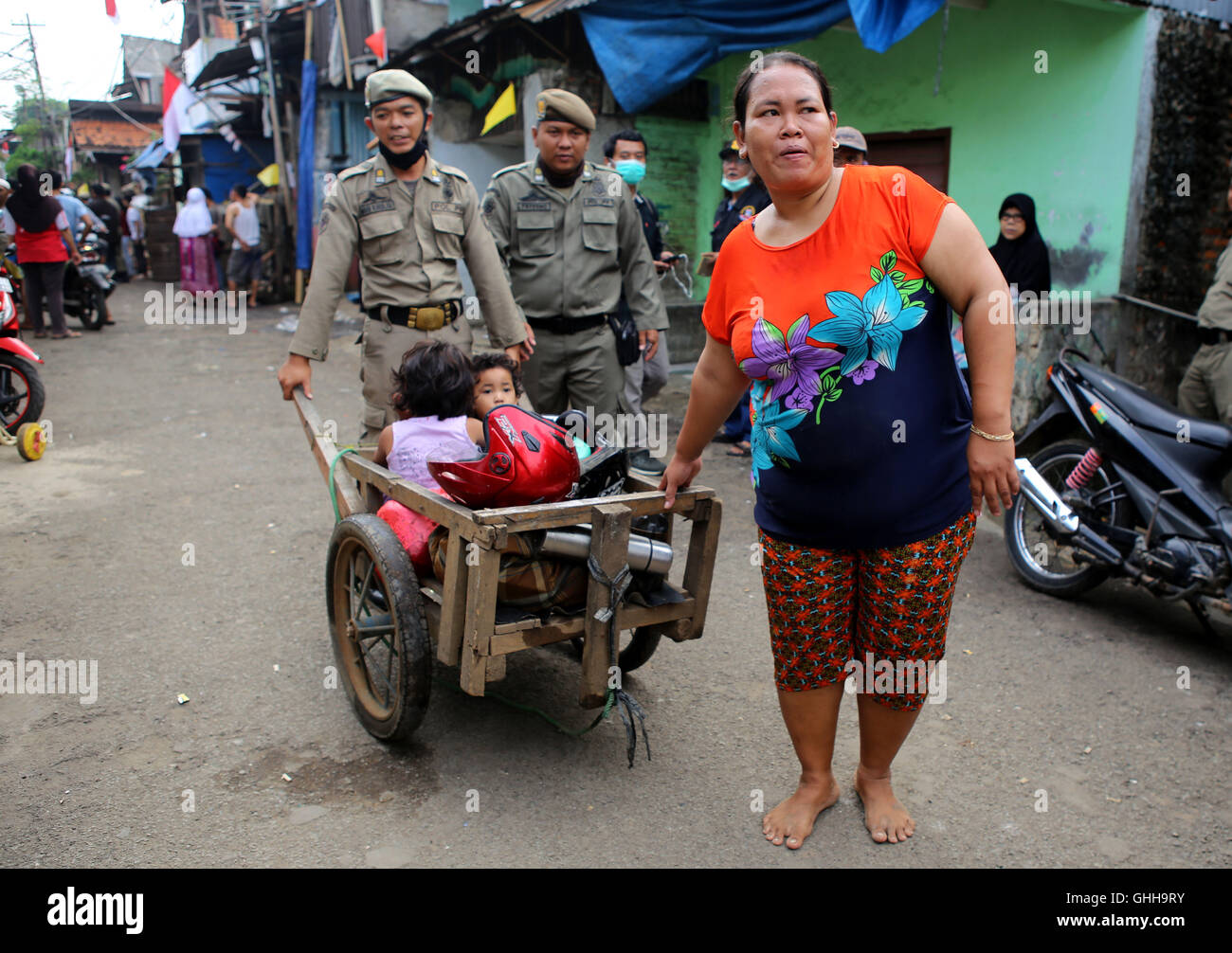 Jakarta, Indonésie. 28 Sep, 2016. Les gens sont évacués après démolition de maisons par le gouvernement de Djakarta pour prévenir les inondations le long de la rivière Ciliwung. © Denny Pohan/ZUMA/Alamy Fil Live News Banque D'Images