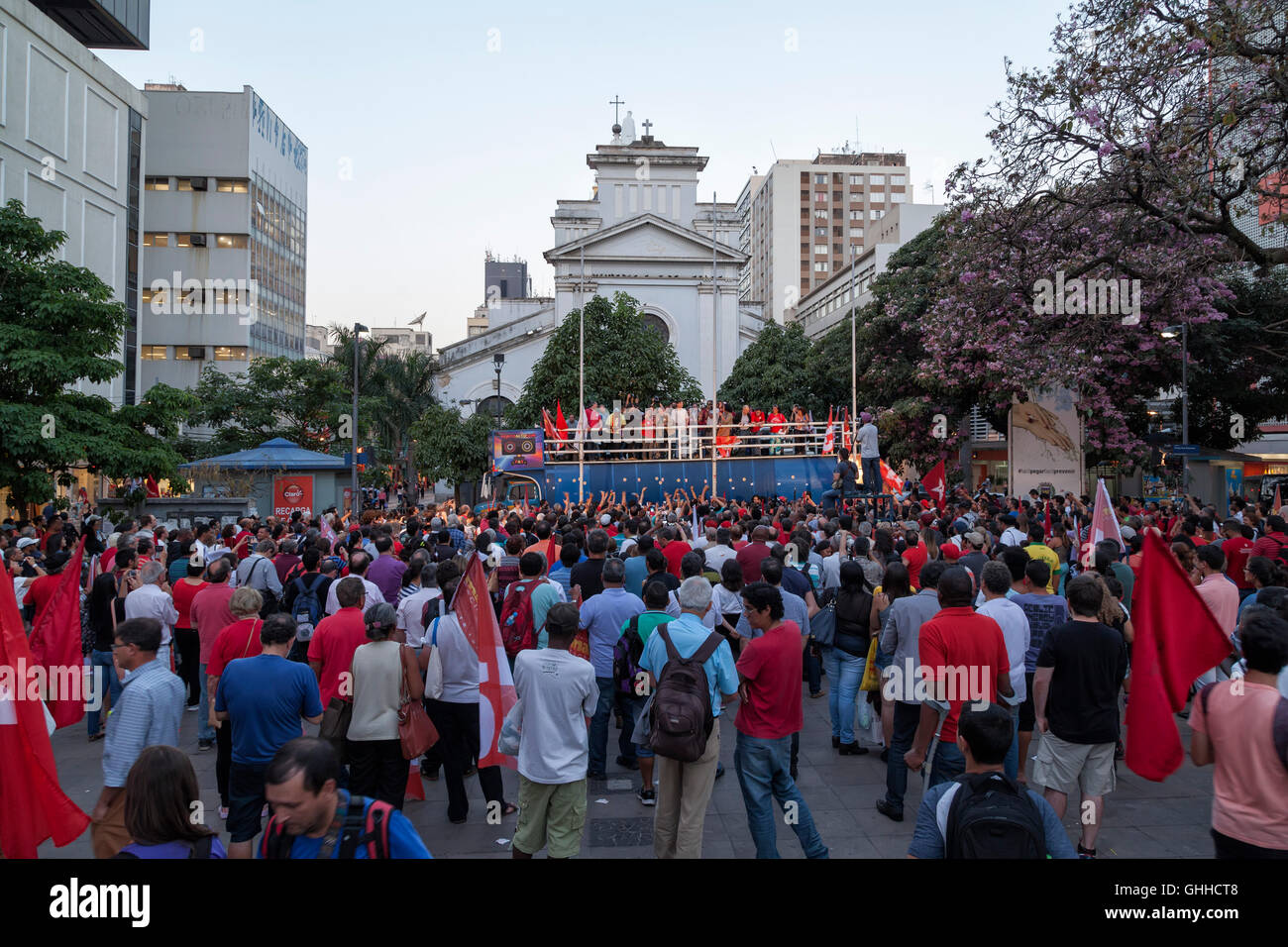 Campinas, São Paulo, Brésil. 28 Sep, 2016. L'ancien Président du Brésil, Luiz Inacio Lula da Silva s'exprime à l'événement d'une campagne électorale ou le Parti des travailleurs (PT). Lula a été récemment accusé de corruption par les procureurs à l'opération lavage de voitures. Credit : Gábor Basch/Alamy Live News Banque D'Images