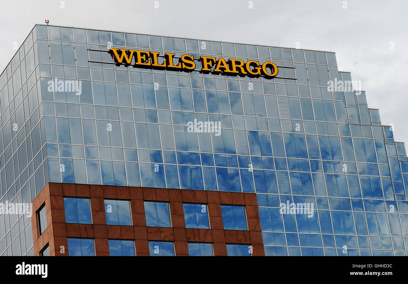 28 septembre 2016 - Orlando, Floride, États-Unis - UN Wells Fargo Bank Building est vu à Orlando, Floride, le 28 septembre 2016. L'état de Californie a annoncé le 28 septembre 2016, qu'il baissait la Wells Fargo Bank comme ses émissions obligataires de souscripteur et courtier pour un an à cause du récent scandale impliquant des pratiques de vente de la banque qui a conduit à un règlement de 185 millions de dollars avec les organismes de réglementation. Le Président et CEO John Stumpf va également perdre environ 41 millions de dollars en capitaux propres et non acquises sera temporairement renoncer à son salaire. Il doit comparaître devant le Congrès pour une deuxième fois demain tout en t Banque D'Images