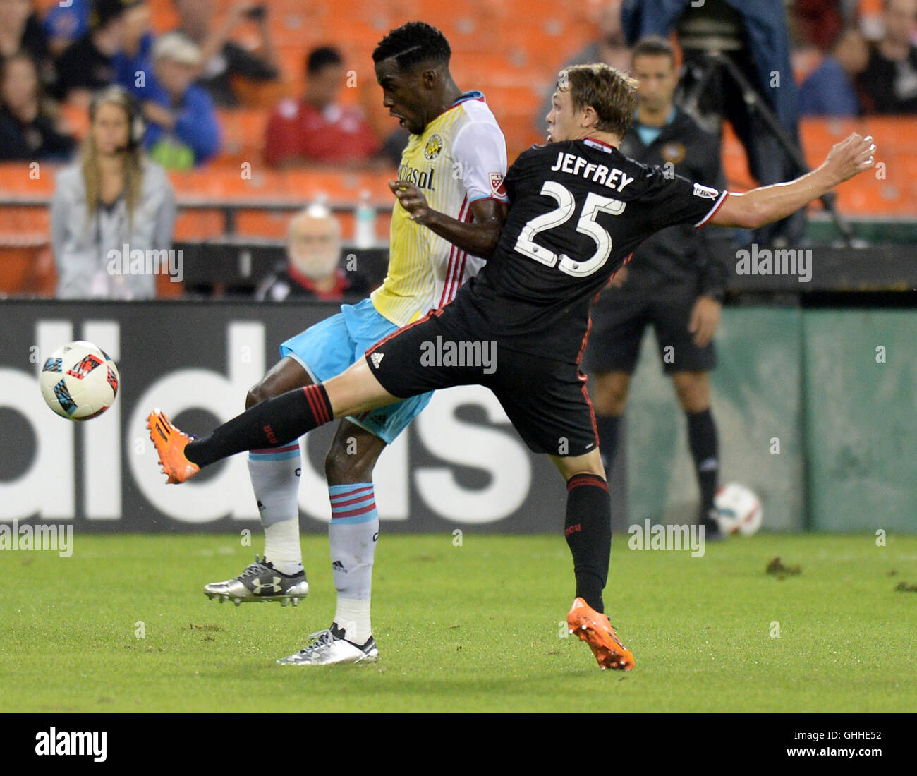 Washington, DC, USA. 28 Sep, 2016. D.C. United terrain Jared Jeffrey (25) dévie une passe par le milieu de terrain SC Columbus Crew TONY TCHANI (6) dans la première moitié au Stade RFK à Washington. Credit : Chuck Myers/ZUMA/Alamy Fil Live News Banque D'Images