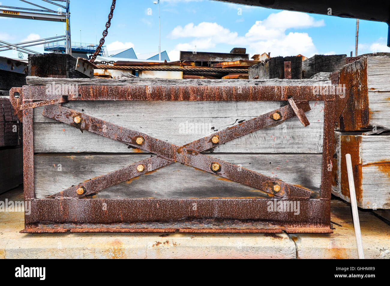 Old Captain's Treasure Chest avec métaux rouillés et jeu de construction en bois rustique en plein air dans le port d'expédition sous un ciel bleu. Banque D'Images