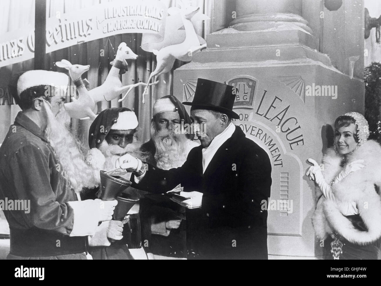 Merry Maid : John (DEAN MARTIN), Will (Sammy Davis Jr.) et Robbo (Frank Sinatra) sont réduits à devenir l'hymne à l'Père Noël au moment de Noël. La Ligue des femmes s'avère un endroit idéal pour Marian avant (BARBARA RUSH). Une nuit de neige, il amerrit à sables d'une limousine brillante et a son escorte, impeccablement vêtu d'un Allen A. Dale (Bing Crosby), distribuez à chaque gel Santas un projet de loi. Regie : Gordon Douglas aka. Robin et les hottes sept / Robin et les hottes 7 Banque D'Images