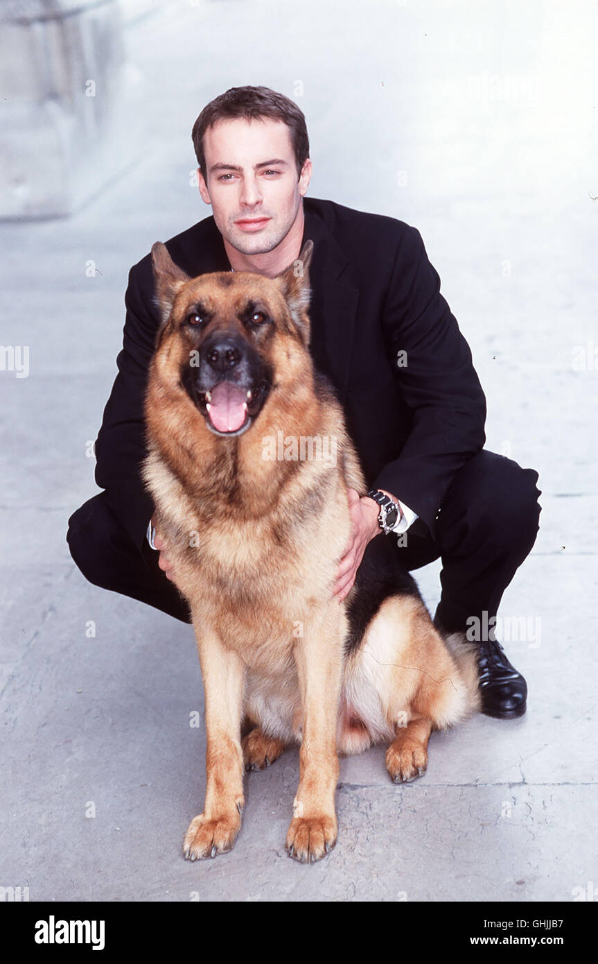 Eine ungewöhnliche Zeitungsmeldung erregt die Aufmerksamkeit von Commissaire Brandtner sosehr, dass er zu recherchieren beginnt. Foto : GEDEON BURKHARD und REX aka. Rex rächt sich Banque D'Images