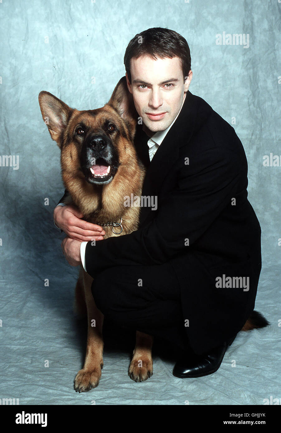 (Brandter GEDEON BURKHARD), der sich nach dem Verlust aus der seines Hundes dans Polizeihundestaffel Mordkommission ließ die versetzen besucht, Rex, der seit dem Tod von Moser nicht mehr dormir und fressen, im Haus von Moser. Einfühlsam und mit viel gewinnt das Verständnis er schließlich Vetrauen von Rex. Gemeinsam mit Rex nehmen und sein Team Brandter die auf der Poursuites des mafiosi... Regie : Udo Witte aka. Der Neue Banque D'Images