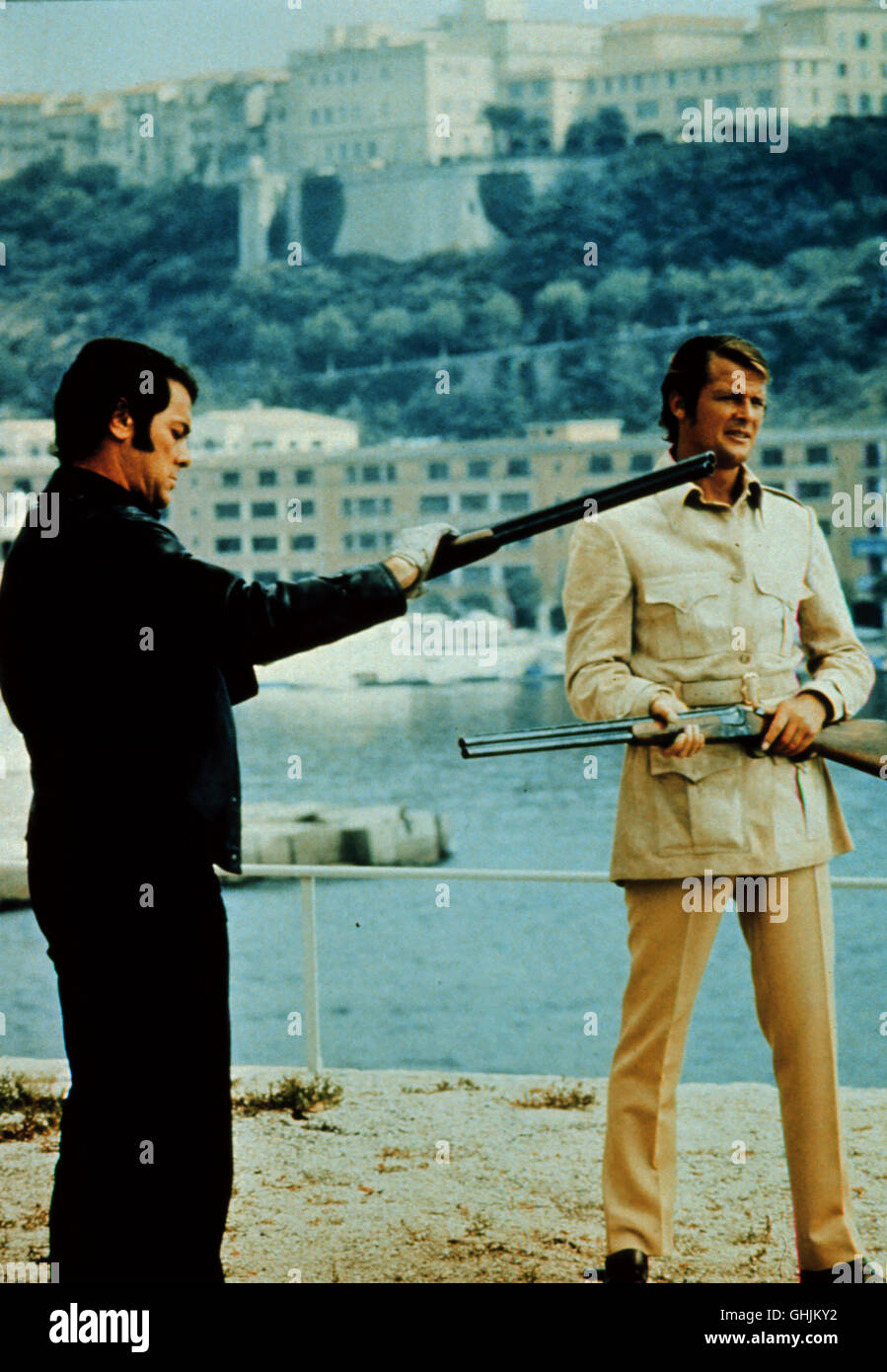 Richter Fulton hat es sich zur Lebensaufgabe gemacht, Gesetzesbrecher zu jagen, die bisher sind mit Verurteilung entkommen. In hat er sich als den anglais Lord Brett Sinclair (Roger Moore) und den amerikanischen Selfmade-Millionär Danny Wilde (TONY CURTIS) ausgesucht. aka. The Persuaders : Schwesterchens Muttermal Banque D'Images