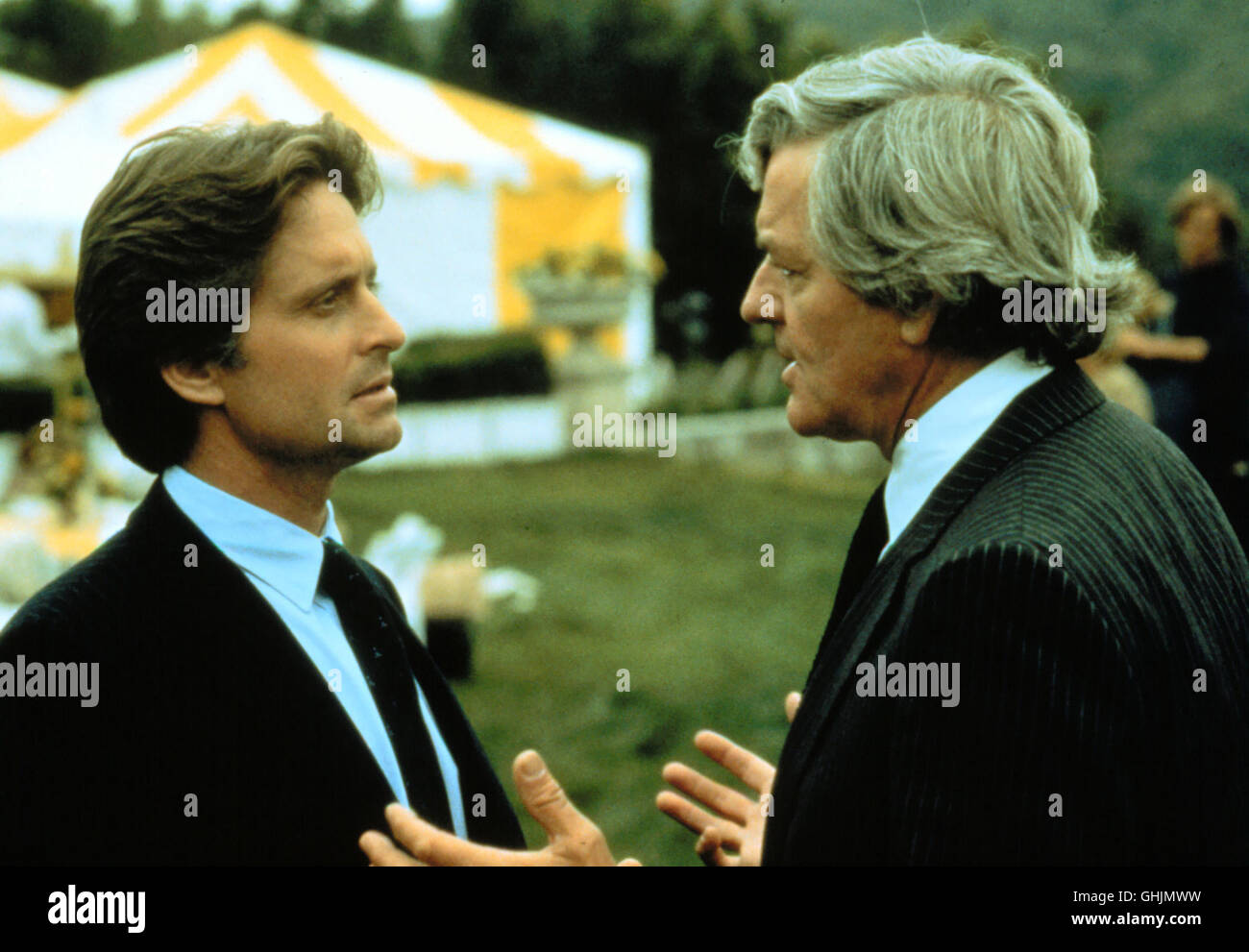 Der ältere Kollege Caulfield (HAL HOLBROOK) überredet Hardin (MICHAEL DOUGLAS), der 'Star' Chamer von Juristengruppe - beizutreten, mourir dans Selbstjustiz Todesurteile fällt. Regie : Peter Hyams aka. La Star Chamber Banque D'Images
