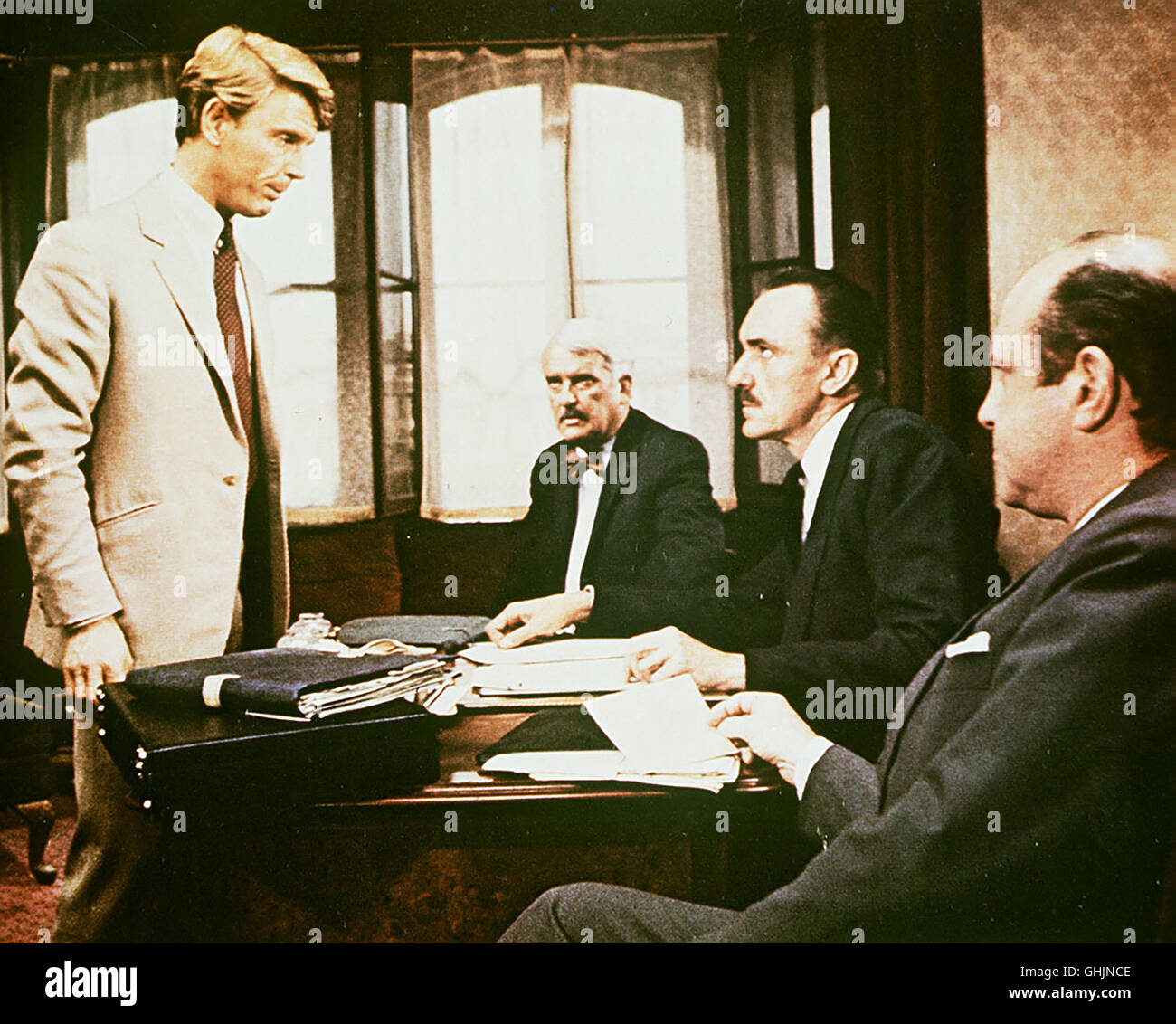 Frankreich Anfang der 60er Jahre. Offiziere der rechts- Geheimarmee gerichteten wollen président de Gaulle umbringen. Zu diesem Zweck heuert Le Colonel Rodin (ERIC PORTER,2.v.l) den der tueur anglais 'Schakal" (EDWARD FOX,l) un... Hier mit DONAL SWIFT und DENNIS CASEY,r. Regie : Fred Zinneman aka. Le jour de la Jackal Banque D'Images