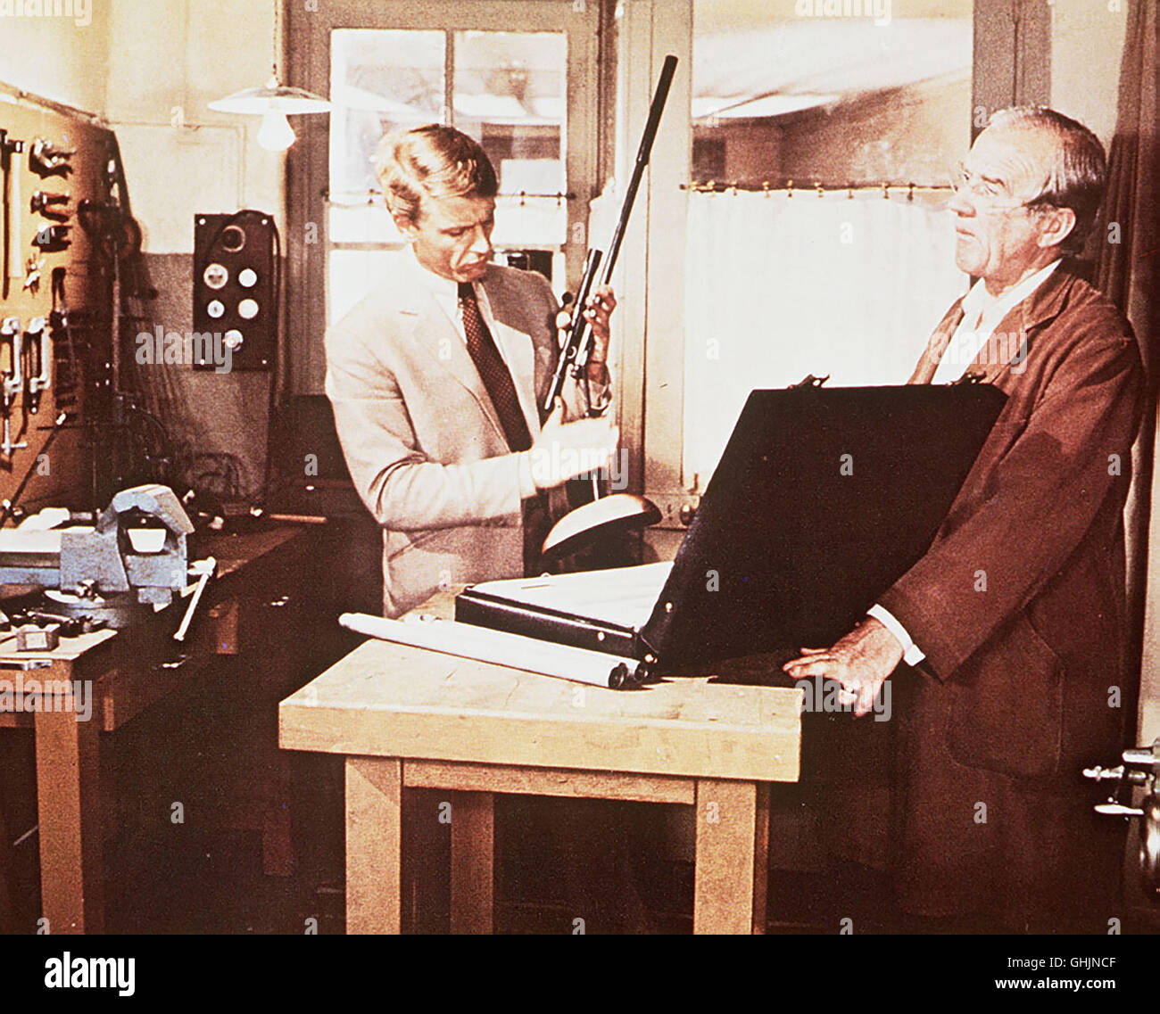 Der 'Schakal" (EDWARD FOX) besorgt sich beim armurier Waffenhändler (CYRIL CUSACK) seine Tatwaffe... Regie : Fred Zinneman aka. Le jour de la Jackal Banque D'Images