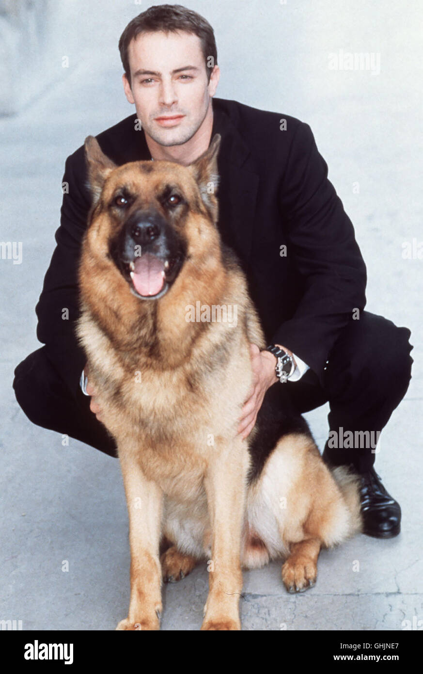 Nach fünf Jahren wird Peter Rogner aus der Haft entlassen. Kaum haben sich die Gefängnistore geschlossen, er sich Commissaire Brandtner rächen... Bild : GEDEON BURKHARD (Brandtner), REX Regie : Peter Carpentier aka. Rache Banque D'Images