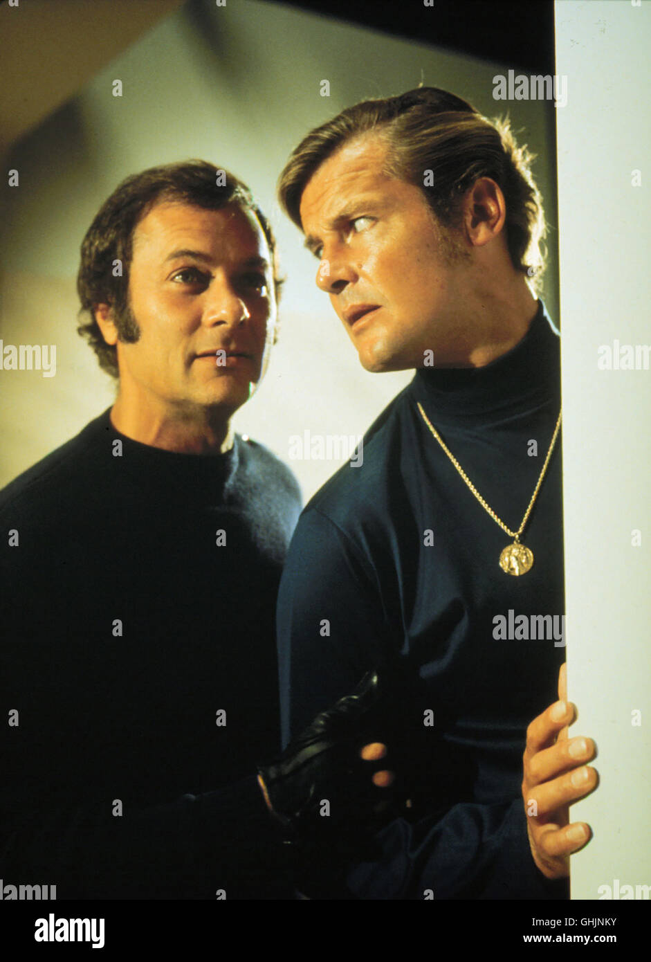 Filmfestival à Cannes : Auf den amerikanischen Gewerkschaftsboß Mordanschlag Kyle Sandor wird ein verübt. Der Grund : Sandor s Unterwanderung vieler kriminelle über die Gewerkschaften vor Gericht aussagen. Er soll beseitigt werden. Richter Fulton beauftragt 'Die Zwei', den Kronzeugen wichtigen zu schützen. Danny Wilde (TONY CURTIS) et Lord Brett Sinclair (Roger Moore). aka. The Persuaders : Festival der MÜrder Banque D'Images