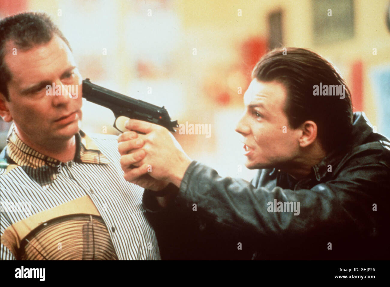 Kuffs (CHRISTIAN SLATER) stellt den Killer Kane (LEON RIPPY), der seinen Bruder auf dem Gewissen hat. Regie : Bruce A. Evans aka. Kuffs Banque D'Images