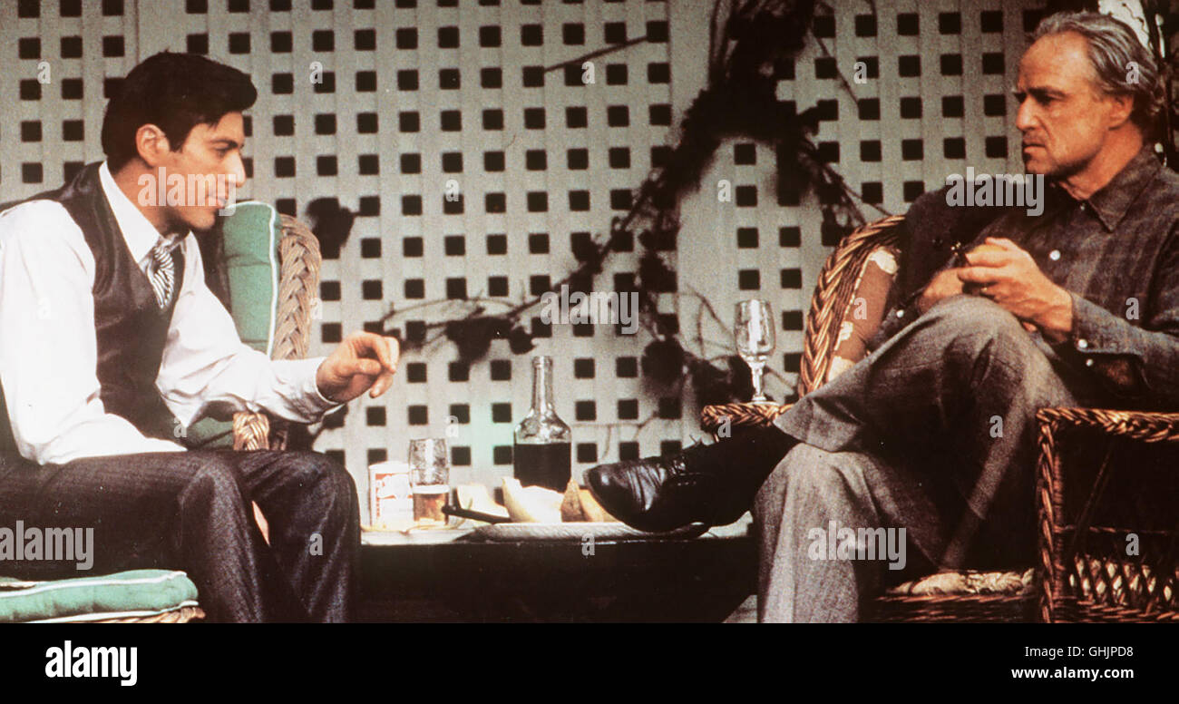 Ausgerechnet der jüngste, eigentlich für eine Karriere gutbürgerliche vorgesehene Sohn Michael (Al Pacino,l) erledigt sich zum kaltblütigen Geschäftsmann und Killer . Später wird er Don Corleone (Marlon Brando) ablösen. Regie : Francis Ford Coppola aka. Le parrain Banque D'Images