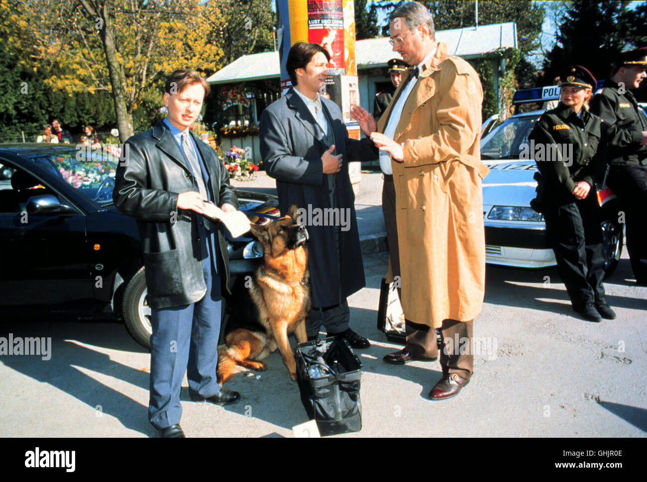 Im Währinger Park wurde eine Leiche entdeckt. Moser (TOBIAS MORETTI, M.) von BÜck (HEINZ WEIXELBRAUN) assistiert, befragen den Spezialisten Dr. Gerhard ZEMANN (Graf, r.) Régie : Peter Carpentier aka. Lebendig Begraben Banque D'Images
