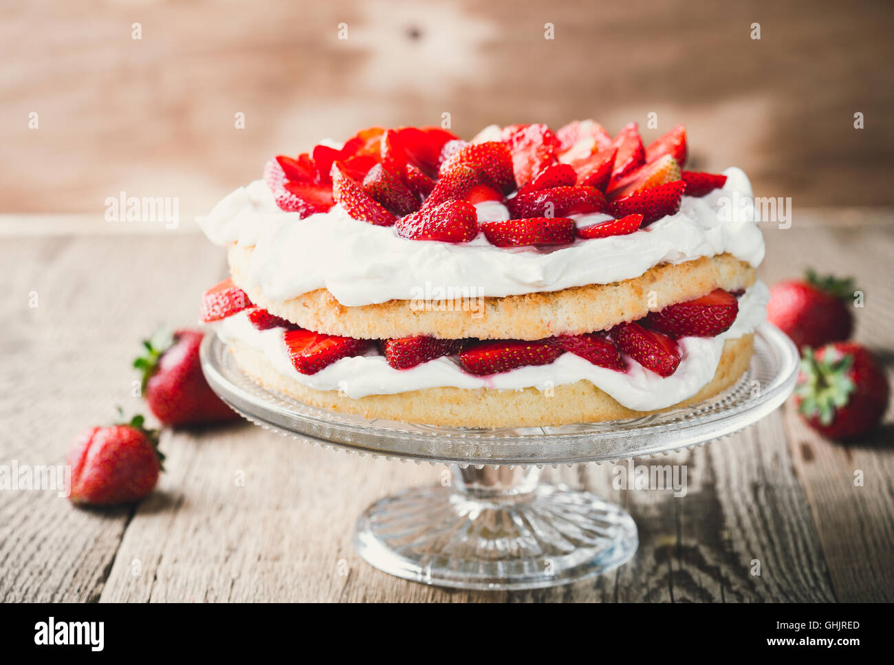 Fraise Et Creme Gateau Eponge Sur Son Socle En Verre Dessert D Ete Maison En Bois Sur La Table Rustique Photo Stock Alamy