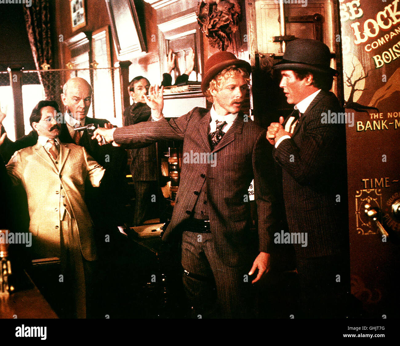 Beim erfolglosen Überfall auf einen Spielsalon lernen sich Butch Cassidy (Tom Berenger) und Sundance Kid (WILLIAM KATT) kennen - Der Anfang eines lebenslangen Freundschaft. Gemeinsam sind die beiden legendären Banditen des Wilden Westens nicht mehr zu stoppen. Regie : Richard Lester aka. Butch et Sundance - les premières années Banque D'Images