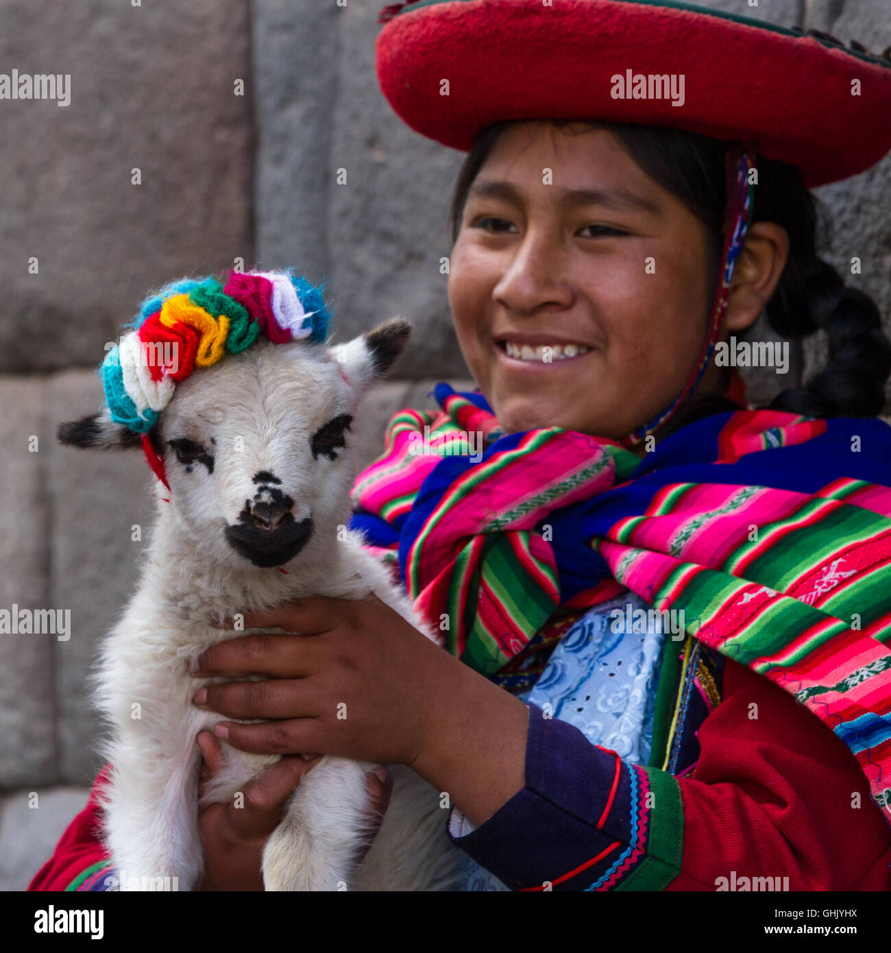 Cusco, Pérou - 14 mai : Jenni, une jeune femme vêtue d'indigènes traditionnels colorés fermeture péruvien tenant un bébé agneau avec Inc Banque D'Images