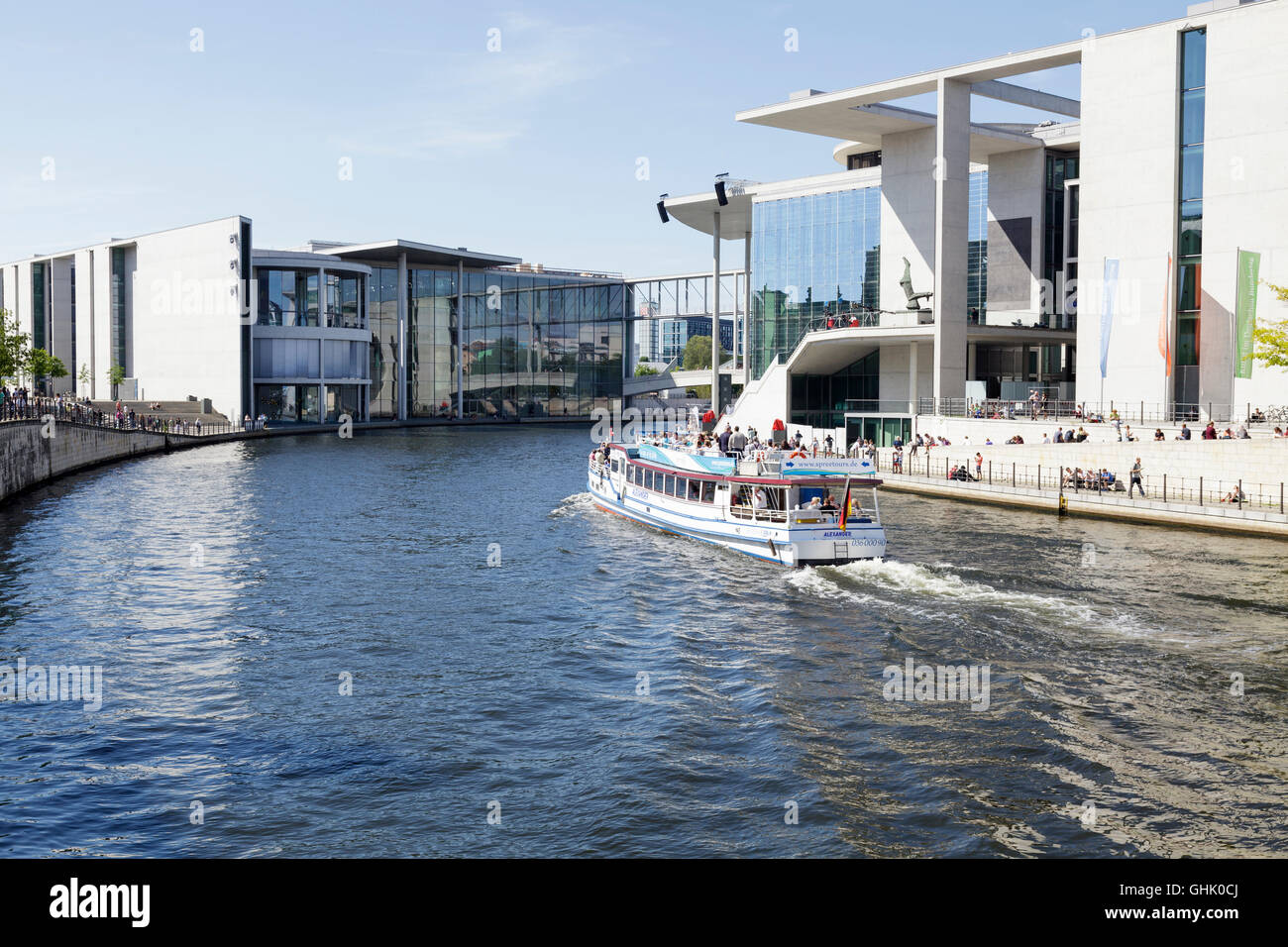 Bateaux de touristes sur la rivière Spree dans le quartier du gouvernement, Berlin, Allemagne Banque D'Images