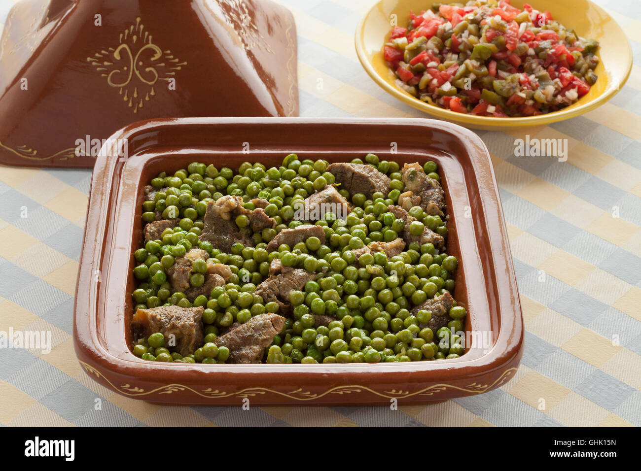 Plat traditionnel marocain avec de la viande et les pois verts dans un carré tajine Banque D'Images