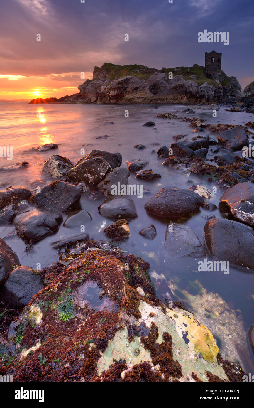 Lever de soleil spectaculaire à Kinbane Head avec les ruines de Kinbane Castle sur la côte de Causeway en Irlande du Nord. Banque D'Images