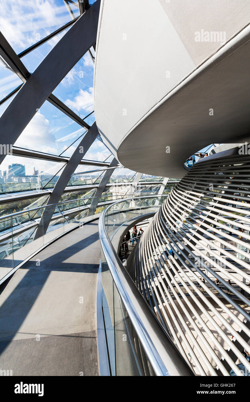 L'intérieur du bâtiment du Reichstag dome en verre. Berlin. Allemagne Banque D'Images