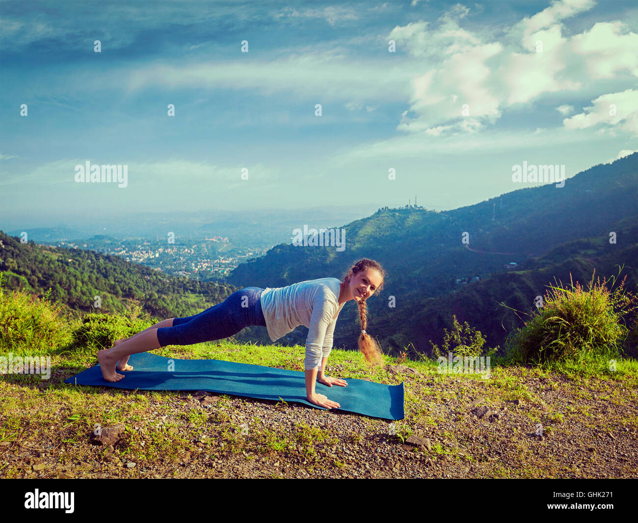 Femme de l'Hatha yoga asana planche en plein air Banque D'Images