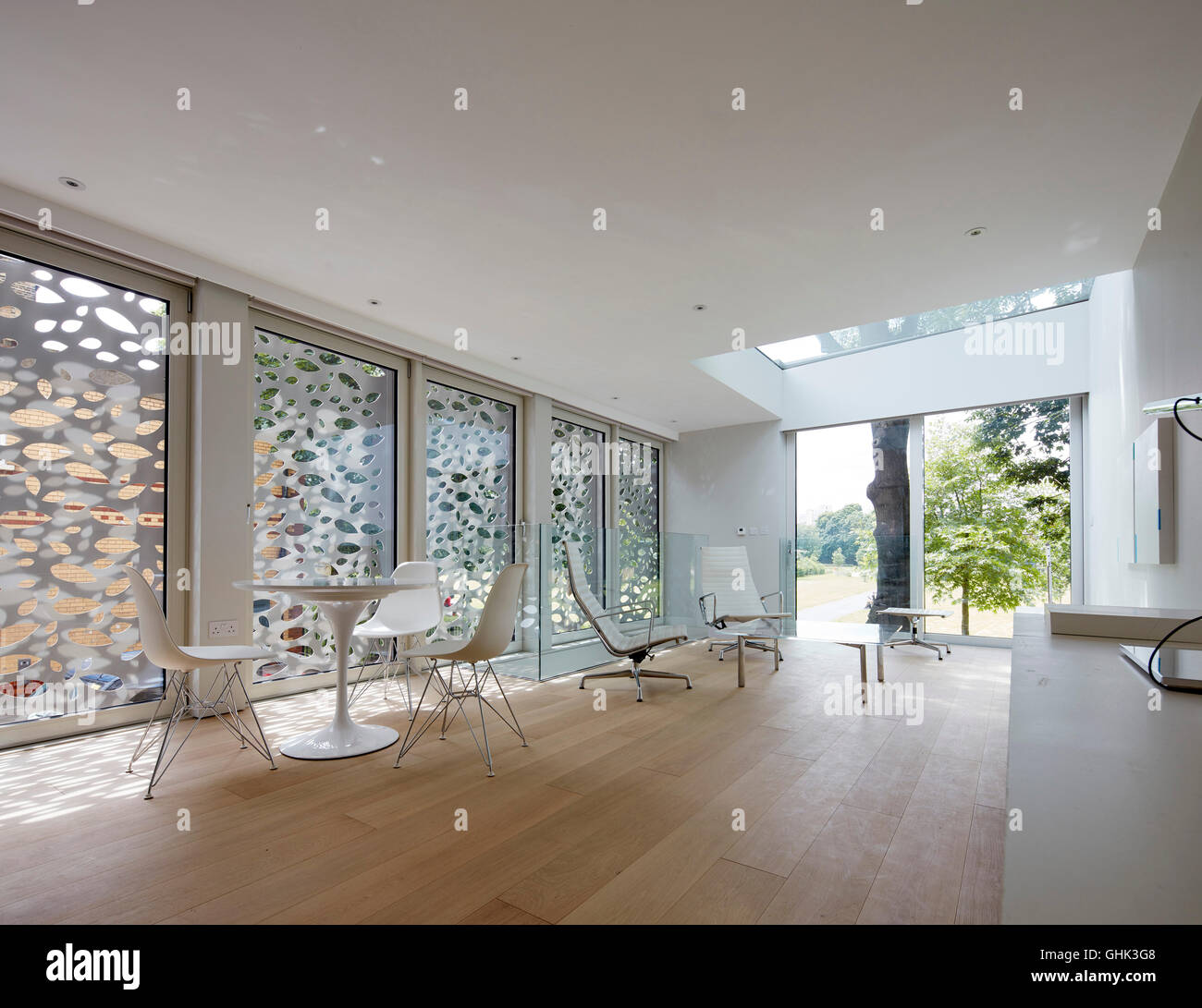 Coin salon avec puits et projeté de hauteur standard Windows. Chambre à Brixton, Londres, Royaume-Uni. Architecte : Horden Cherry Lee Architects Ltd, 2016. Banque D'Images