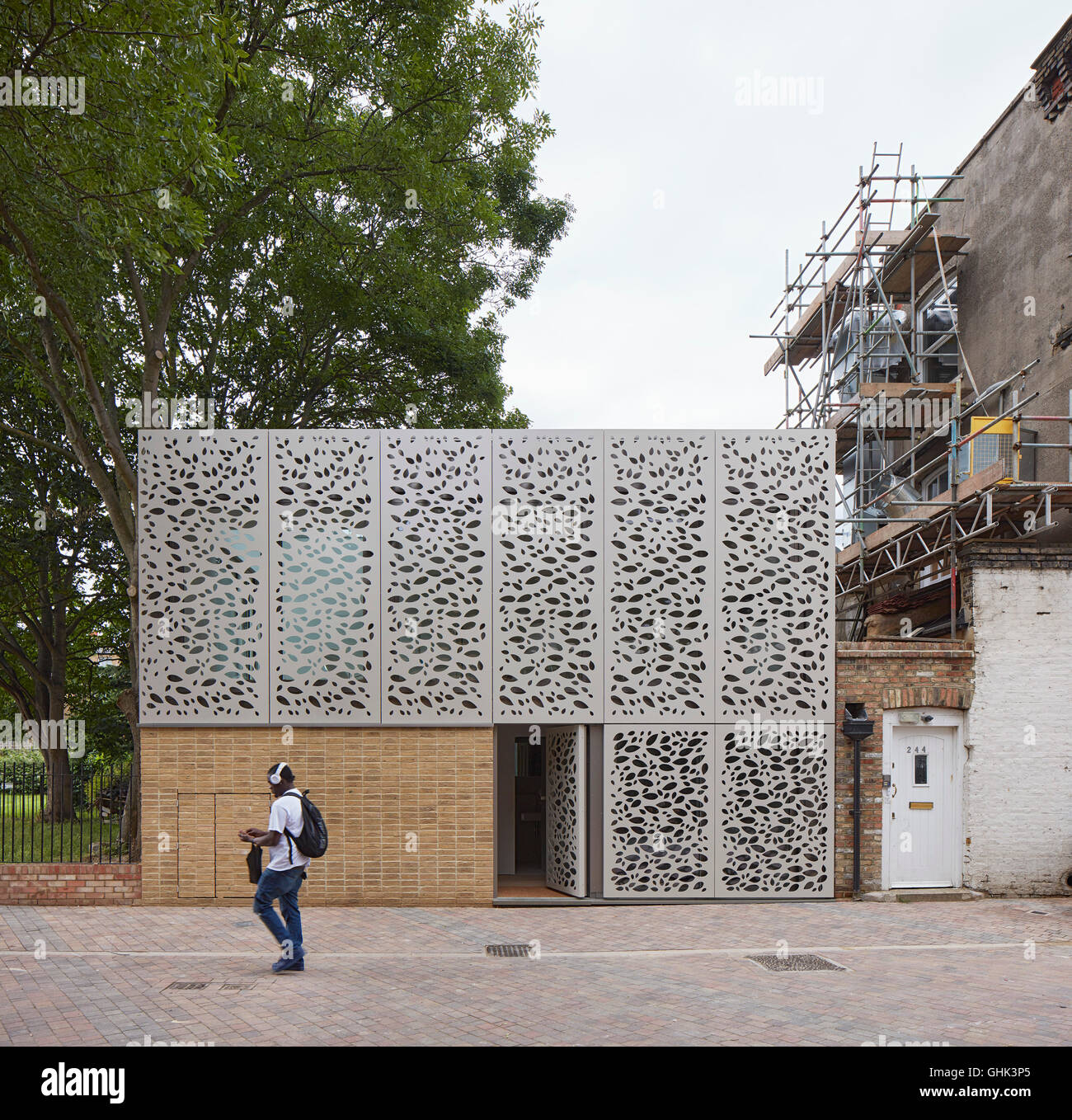 Façade avant plaqués d'écran métallique. Chambre à Brixton, Londres, Royaume-Uni. Architecte : Horden Cherry Lee Architects Ltd, 2016. Banque D'Images