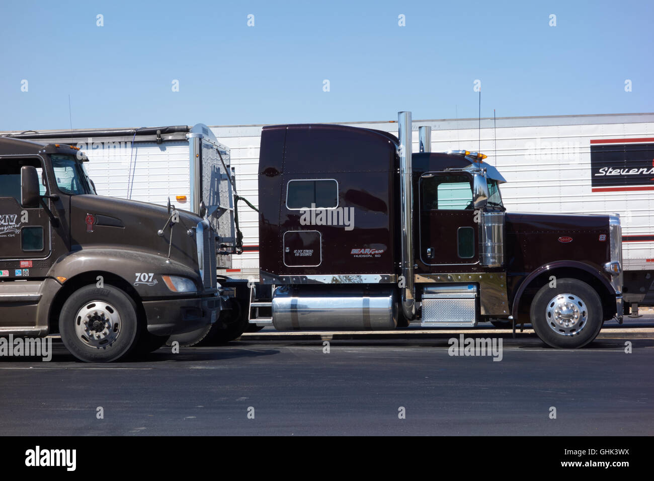 Gros camion camions stationnés en zone de repos. La Californie. USA Banque D'Images