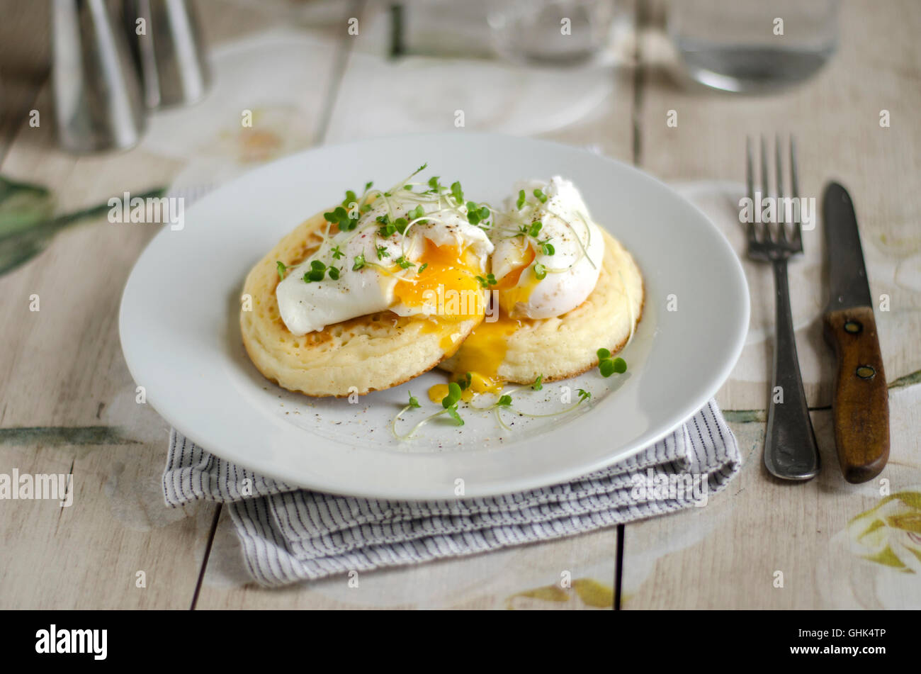 Crumpets avec œufs pochés et cress Banque D'Images