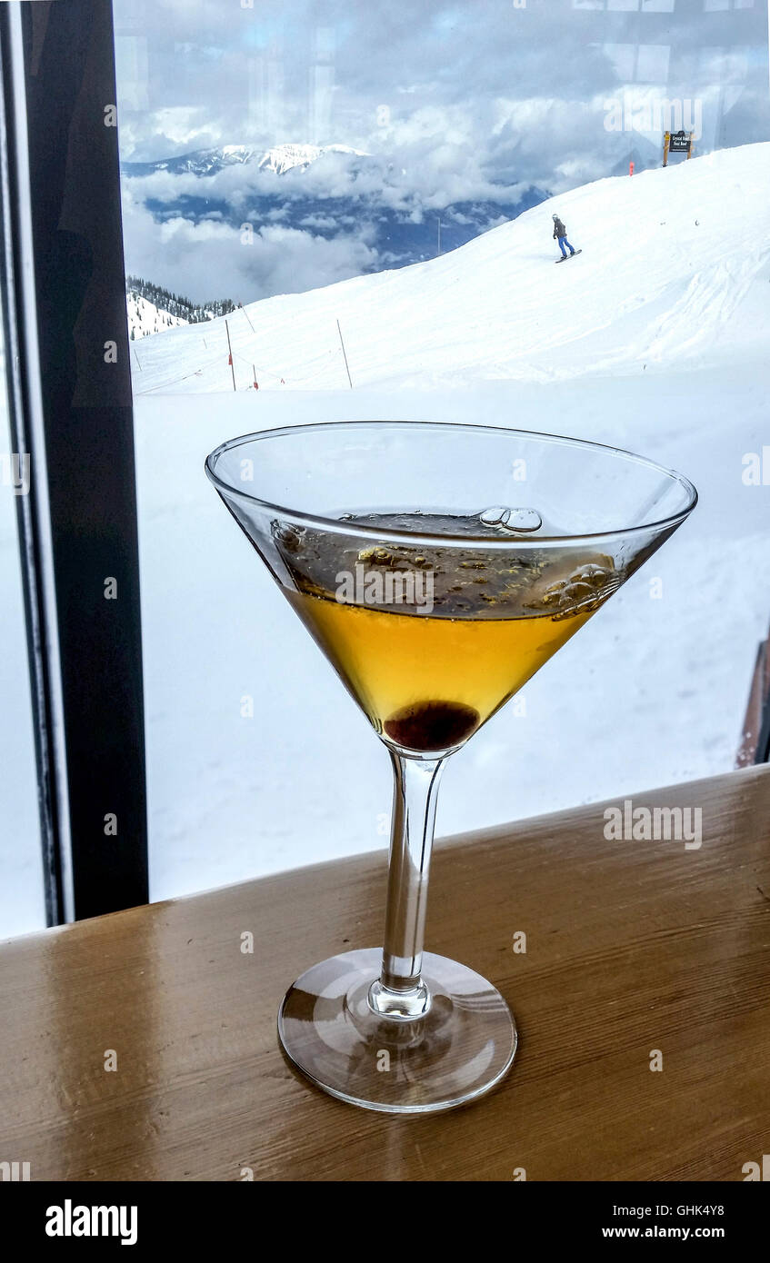 Le vin de glace martini à l'oeil du restaurant au sommet de la station de ski Kicking Horse à Golden, en Colombie-Britannique. Banque D'Images