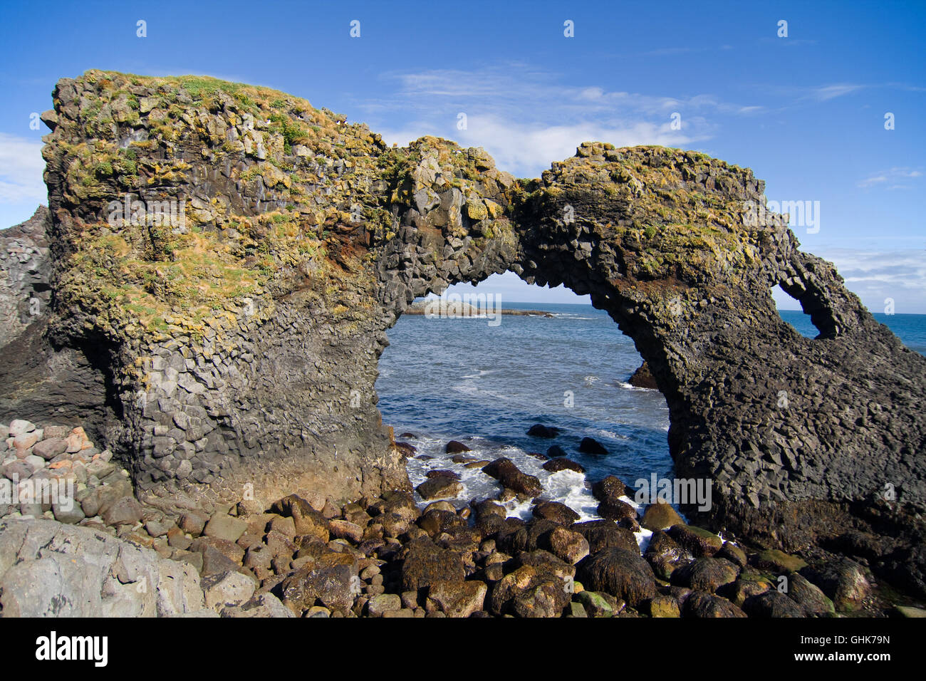 Arche de roche volcanique près de Gaktlettur Arnarstapi en péninsule de Snæfellsnes, l'Islande. Banque D'Images