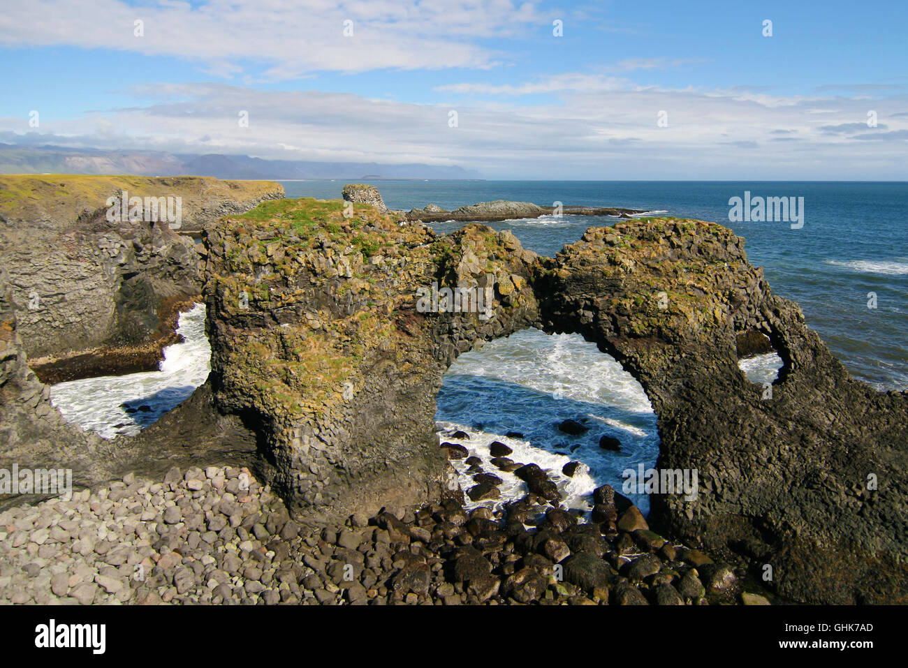 Dans Gaktlettur Rock arch Arnarstapi, péninsule de Snæfellsnes, l'Islande. Banque D'Images