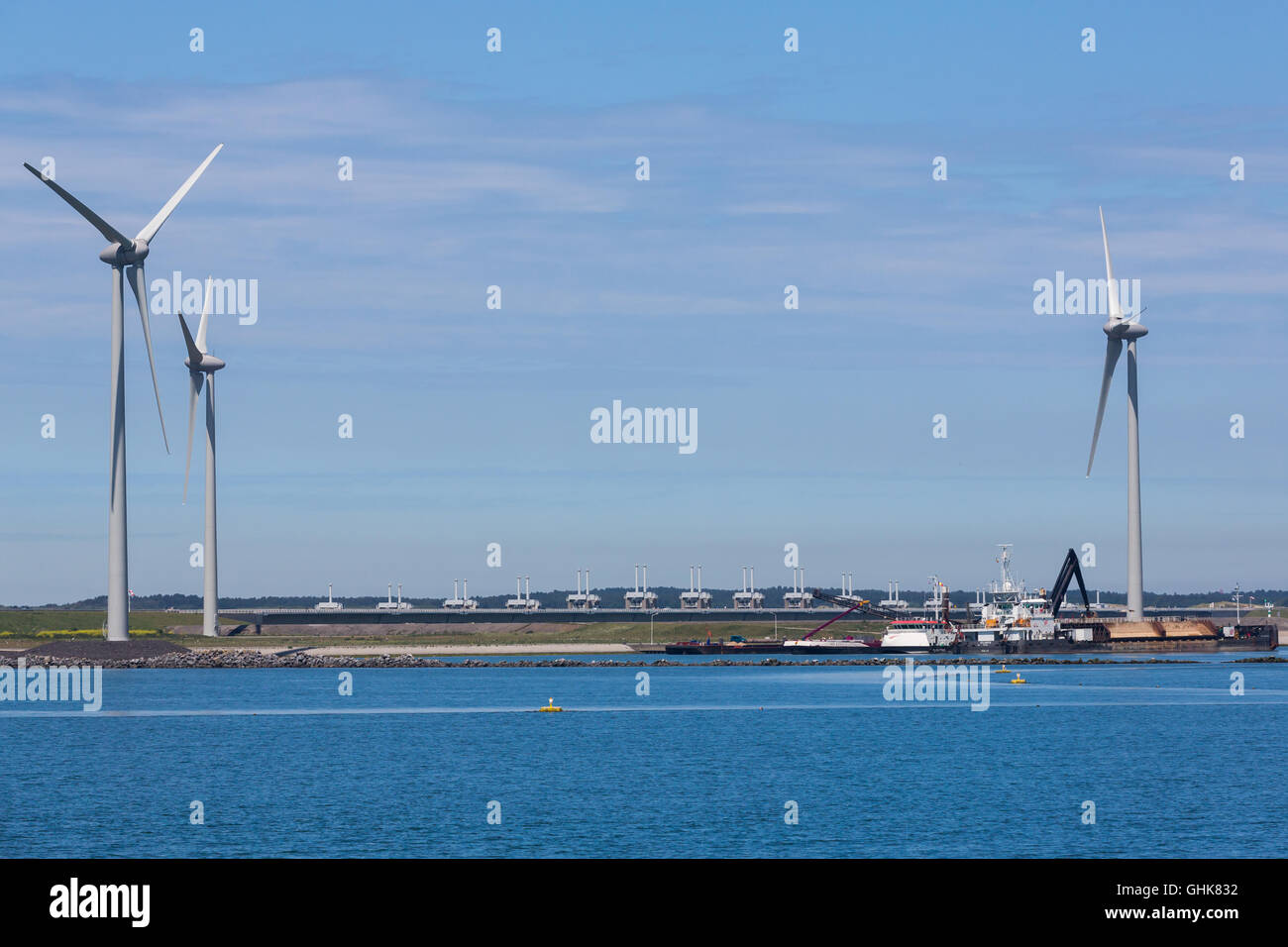 Neeltje Jans, Pays-Bas - juin 8, 2014 - les navires de dragage travailler pour garder l'escaut évident pour les grands navires. Les moulins à vent à Banque D'Images