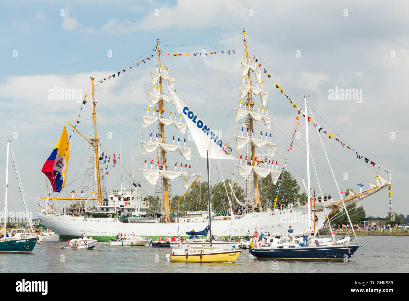 Les Cadets de l'école navale sur l'ARC Colombienne Gloria debout sur les mâts pendant la parade à Sail-In Sail Amsterdam 2015. Banque D'Images
