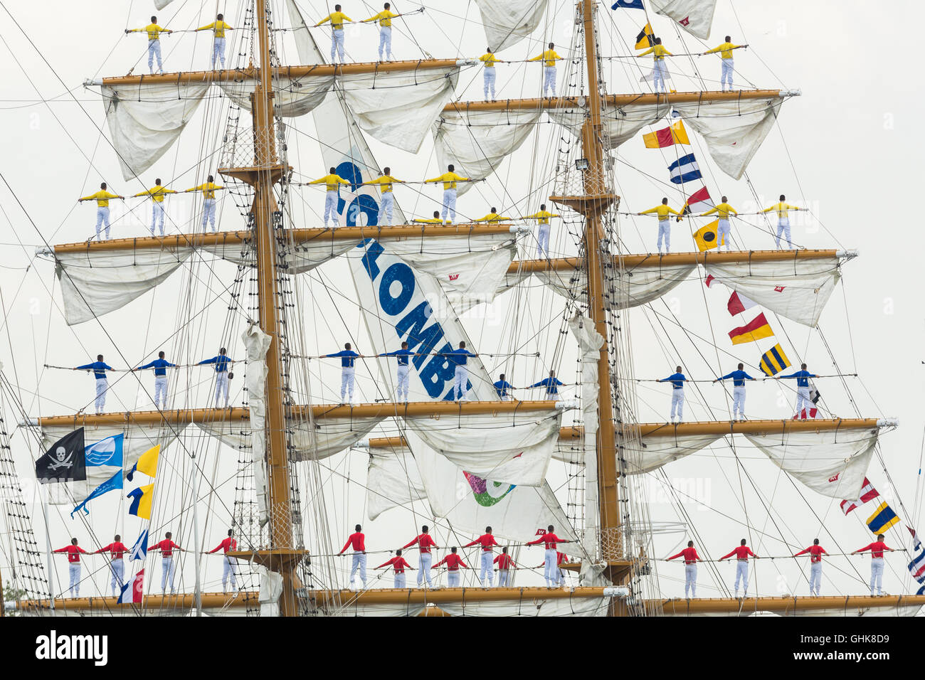 Les Cadets de l'école navale sur l'ARC Colombienne Gloria debout sur les mâts pendant la parade à Sail-In Sail Amsterdam 2015 Banque D'Images
