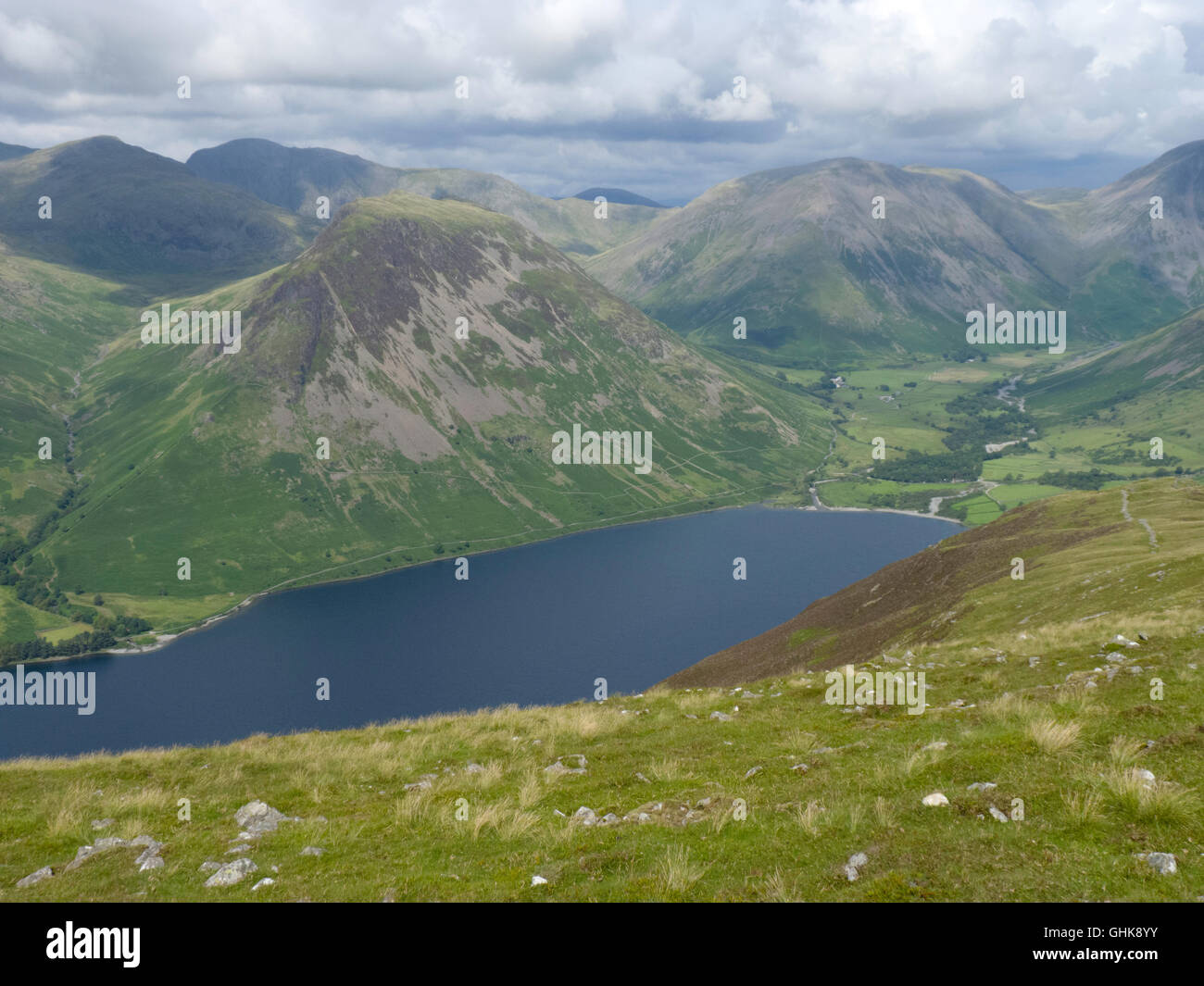 Regarder sur Kirk et Wastwater sont tombés, Lake District, UK Banque D'Images