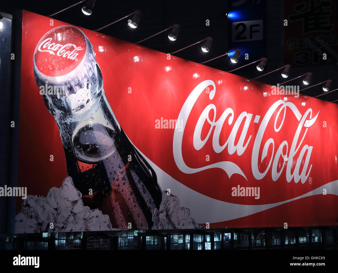Panneau d'affichage Coca Cola boissons multinationale américaine corporation et fabricant. Banque D'Images