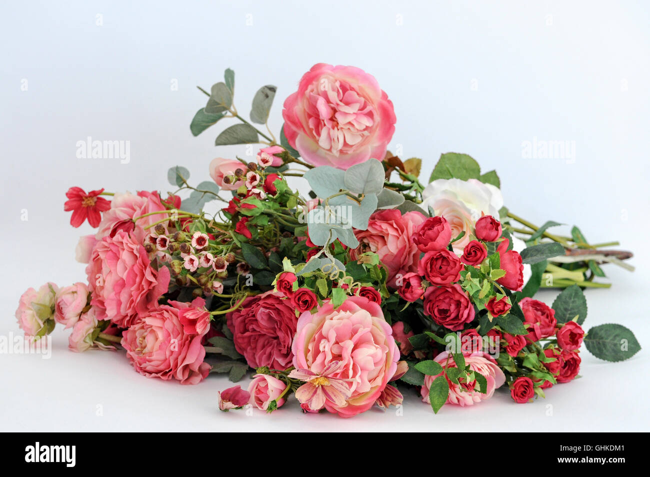 Bouquet de fleurs rose en soie sur fond blanc Banque D'Images