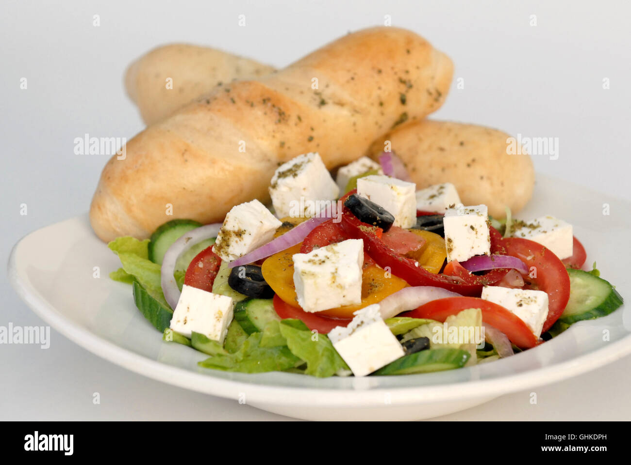 Salade grecque avec fromage Feta contenant des tomates, concombres, laitues, poivrons et olives noires assaisonnée de zaatar et servi w Banque D'Images