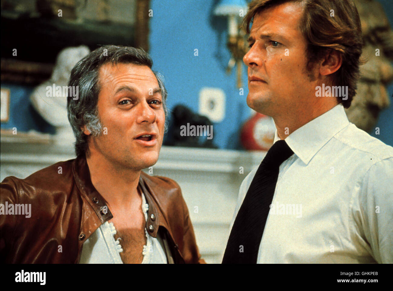 Jenny Lindley hat Richter Fulton um Hilfe gebeten : Ihr Bruder Mark ist ganz überraschend aufgetaucht, obwohl er tot sein soll. Weil er das gesamte Erbe beansprucht. sichergehen, möchte Jenny Sich als Lord Sinclair (Roger Moore,r) et Danny Wilde (TONY CURTIS) auf den Weg machen, um das Mädchen zu besuchen, fliegen ihnen plötzlich Kugeln um die Lauscher ... aka. The Persuaders Banque D'Images