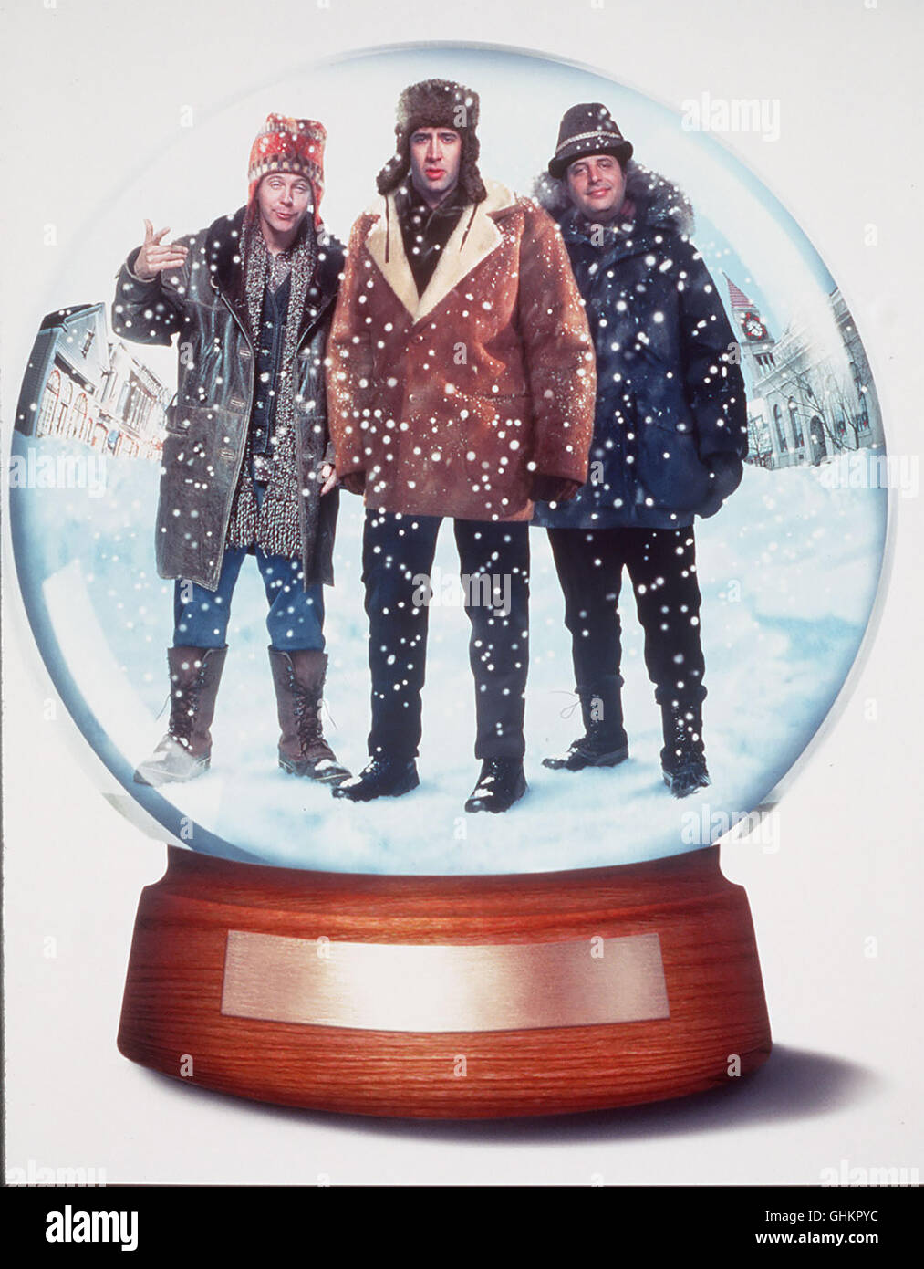 Wieder einmal wird Bill Firpo (NICOLAS CAGE, M.) dans die Aktivitäten kriminellen senneur Brüder Dave (JOHN LOVITZ, r.) und Alvin (Dana Carvey) verwickelt. Si und landen Die drei auf der Flucht vor der Polizei en dem verschneiten Städtchen Paradis. Regie : George Gallo aka. Pris au piège dans le Paradis Banque D'Images