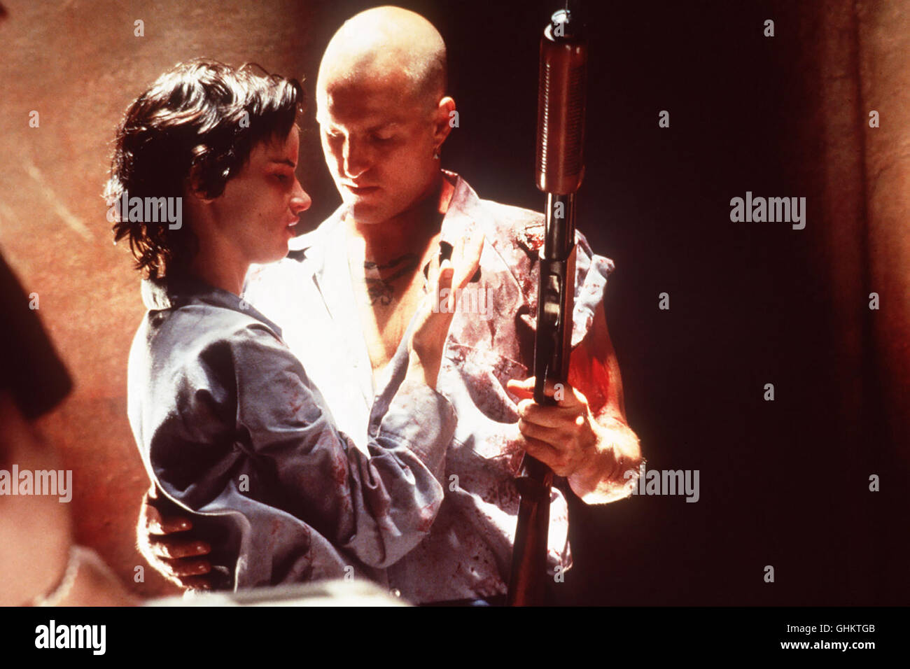 Mickey et Mallory sind das berüchtigtste Killer-Pärchen Amerikas. Bei ihren Überfällen stets lassen sie einen Überlebenden zurück, der von den « M&M Meurtres' berichten kann. Bild : JULIETTE LEWIS (Mallory), Woody Harrelson (Mickey) Régie : Oliver Stone aka. Natural Born Killers Banque D'Images