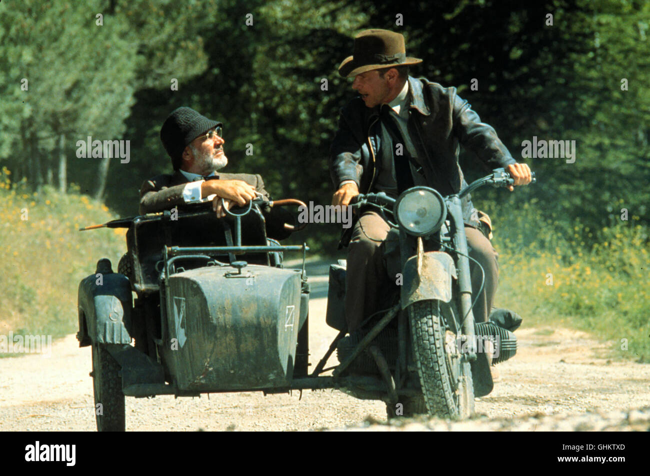 Bevor sich Indiana Jones (Harrison Ford, r.) auf die Jagd nach dem Heiligen Gral macht, muß er erst noch seinen Vater Henry Jones (SEAN CONNERY) befreien, der von den Nazis entführt wurde. Regie : Steven Spielberg aka. Indiana Jones et la dernière croisade Banque D'Images
