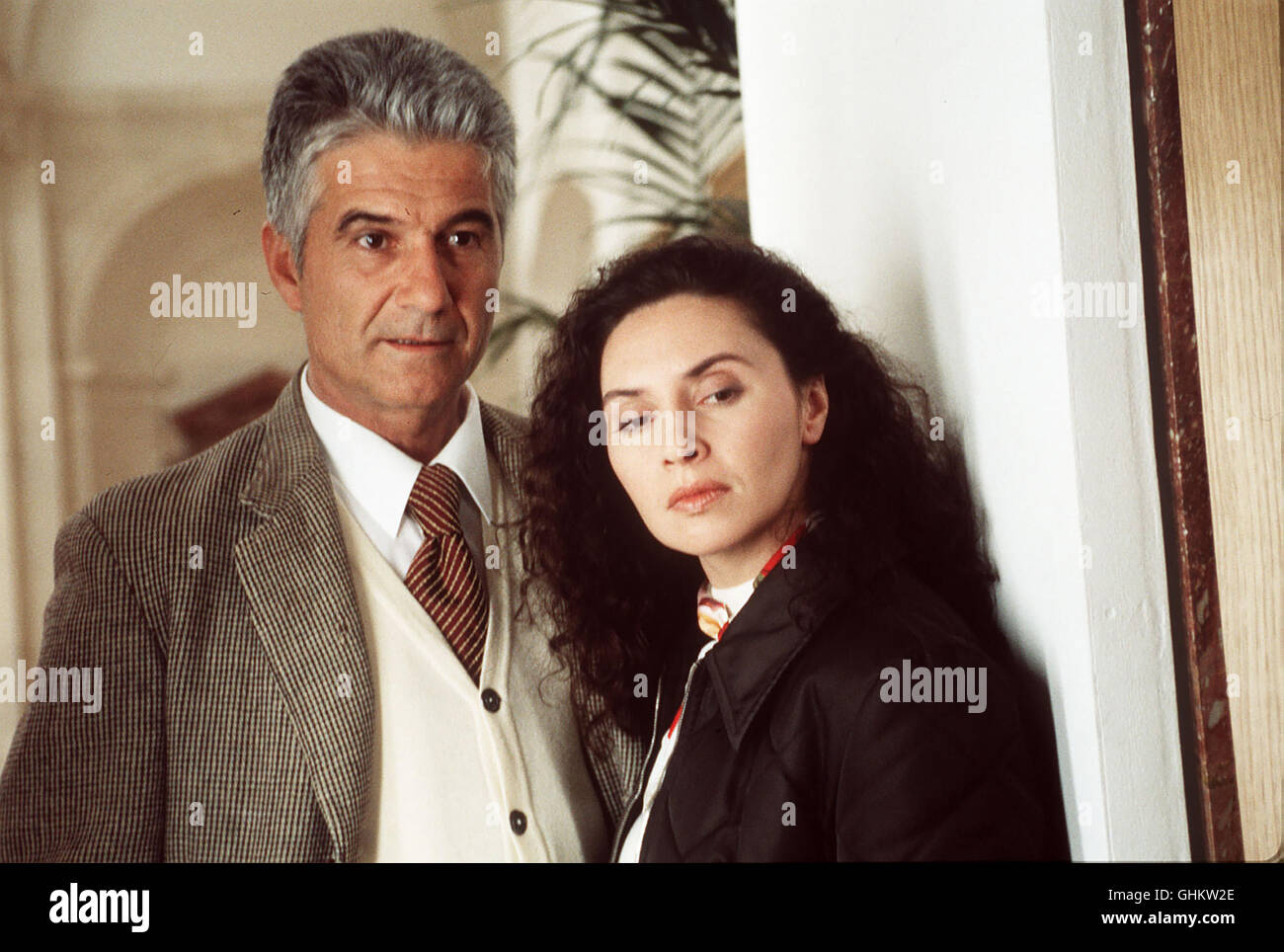 Laura (LAURA DEL SOL) Kindheitserinnerungen nach ihren hängt fois essayée, den Geheimtür Mechanismus der aus, als sie von Paul (DANIELE LEGLER) über-rascht wird... Regie : Bruno D. Kiser Banque D'Images