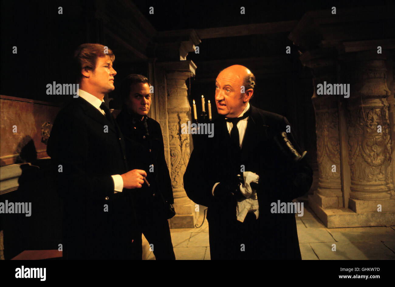 Greensleeves ist ein altes Herrenhaus aus dem Dauernde der Sinclairs. Jahrelang nur von einem alten Butler (156) bewohnt, es ist ohne Seigneur Sinclairs(ROGER MOORE,l) Wissen renoviert worden. Anrüchig Gänzlich wird die Geschichte, als einen Brett bref findet, en acteurs et actrices gesucht wird ein dem, der für die neuen Bewohner des Hauses Brett Sinclair spielen soll... Hier mit Danny Wilde (TONY CURTIS). aka. The Persuaders : Das Geheimnis von Greensleeves Banque D'Images