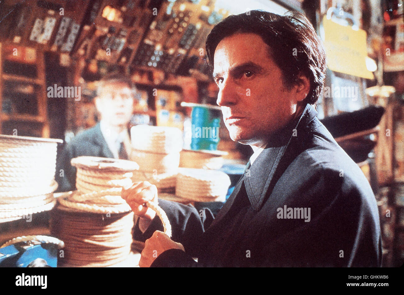 Wenn man den Job verliert, als Franzose à Londres ohnehin nie heimisch gewor-den und ainsi dans Einsamkeit gehüllt ist, dass man das Leben nur noch als dumpfen wahrnimmt Zustand, dann kann man schon in-chung Versu geraten, seinem Le-ben ein Ende zu bereiten. Wenn dann die verschie-densten Selbstmordes Techniken des versagen, kann der dans die enge Getrie-bene auch auf die Idee verfallen, einen Berufskiller anzusetzen auf sich selbst... JEAN-PIERRE LeEAUD - Henri Regie : aka Aki Kaurismäki. J'ai embauché un contract killer Banque D'Images