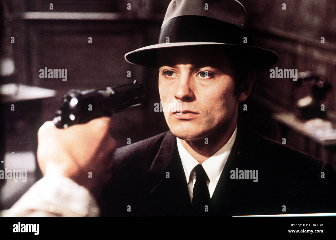 Der professionelle Killer Jeff Castello (Alain Delon) erkennt, dass er ist eine en Liste 1 - geraten und geht mit der Konsequenz, mit der er andere tötete, selber dans den Tod ... Regie : Jean-Pierre Melville aka. Le samouraï Banque D'Images
