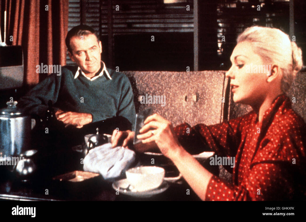 Bei einem senneur Spaziergänge durch die Stadt lernt Scottie Ferguson (JAMES STEWART) Judy Barton (KIM NOVAK) kennen, die nhi ungemein an die tote Madeleine erinnert... Regie : Alfred Hitchcock aka. Vertigo Banque D'Images