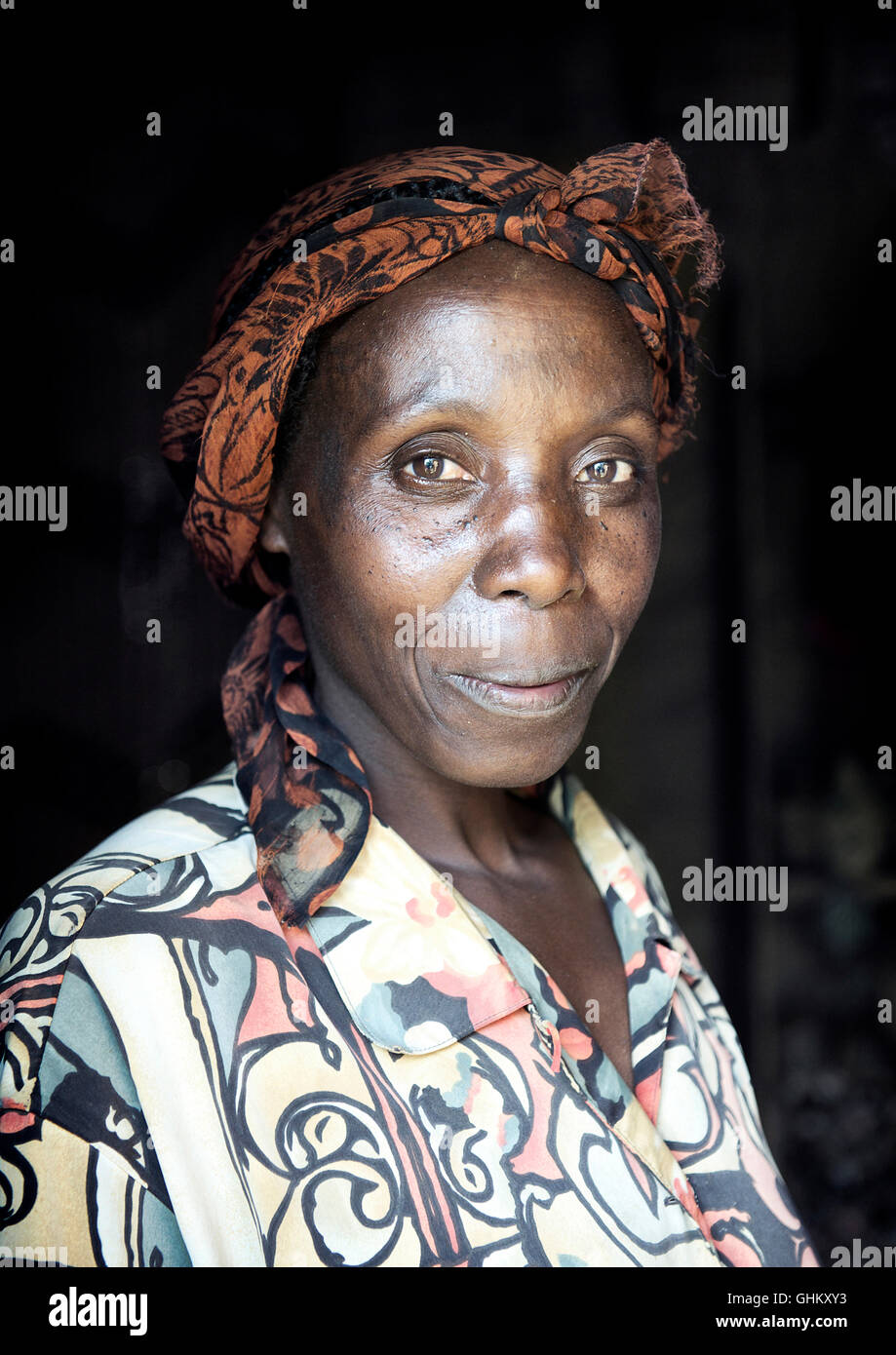 Emotive Portrait de femme ougandaise dans sa maison. Banque D'Images