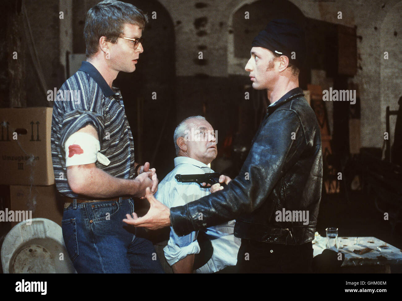 Soko 5113 Der Bauunternehmer Strobl (JÖRG HUBE) ist entführt worden. Die kidnappeur Weinert (MICHAEL SCHILLER, l.) und Kantz (WILFRIED HOCHHOLDINGER, r.) verlangen von der Familie 3 Mio. DM, die von Strobls Sohn Albert übergeben werden sollen. aka. Familienbande Banque D'Images